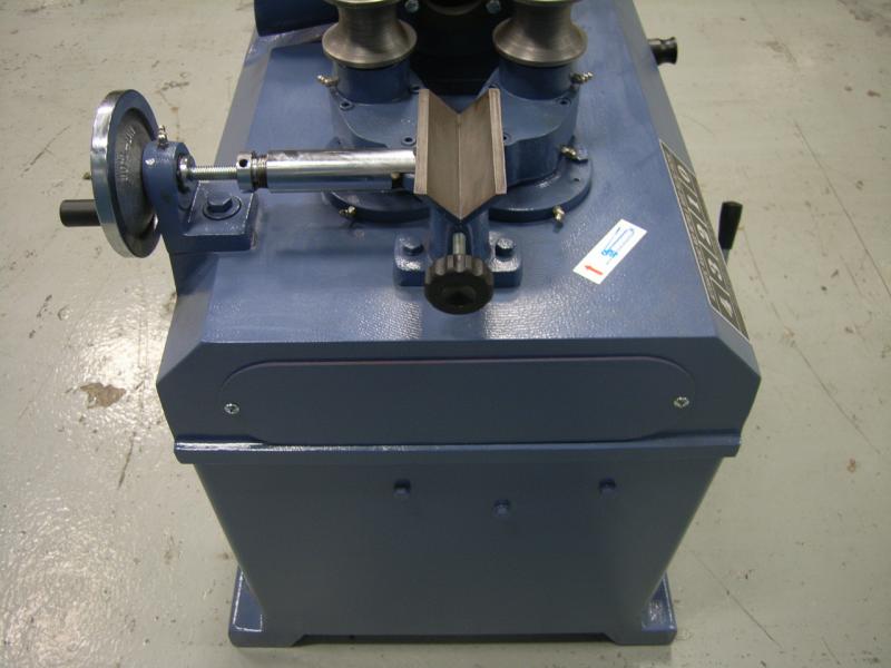 round rod milling machine material support and outtake wheels